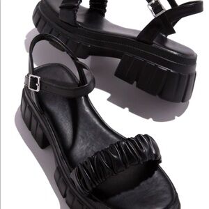Miss Lola KIANI - Black
PLATFORM SANDALS